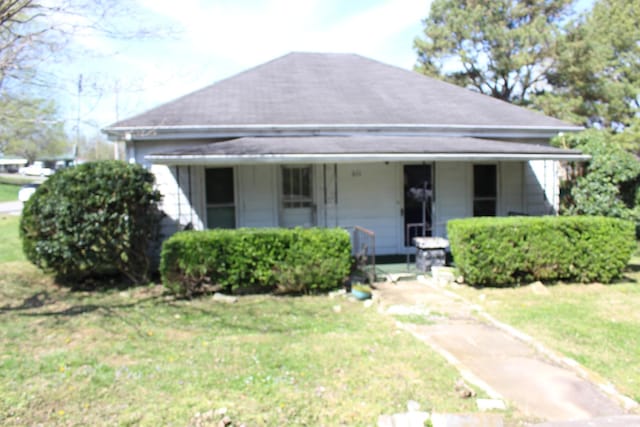 view of front facade with covered porch and a front lawn