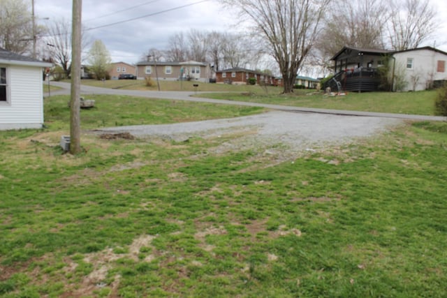 view of yard featuring driveway