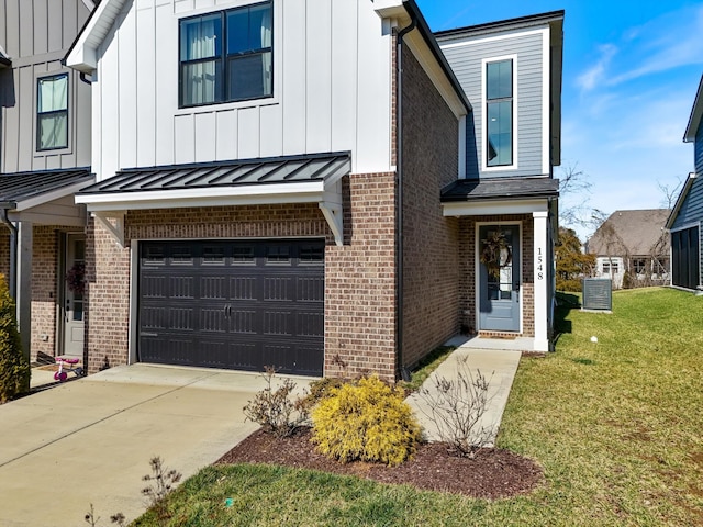 view of front of house featuring cooling unit, a garage, and a front lawn