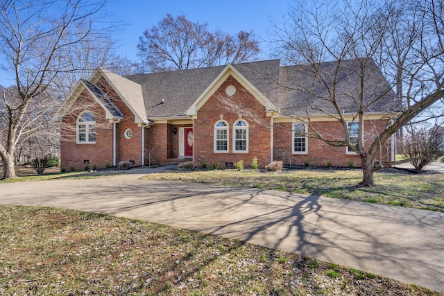 view of front of property with a front lawn