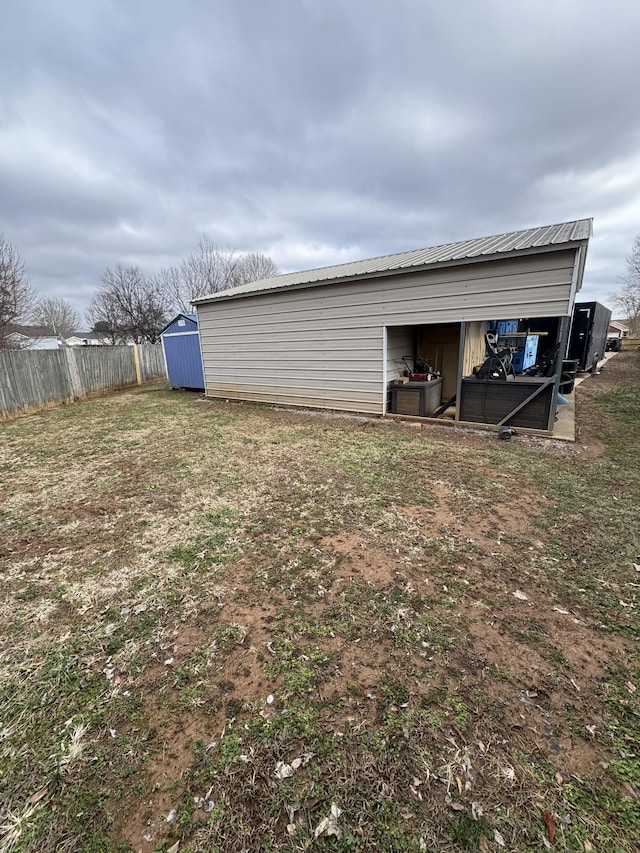 view of yard with a storage unit