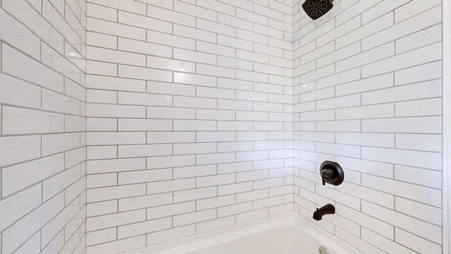 bathroom with tiled shower / bath