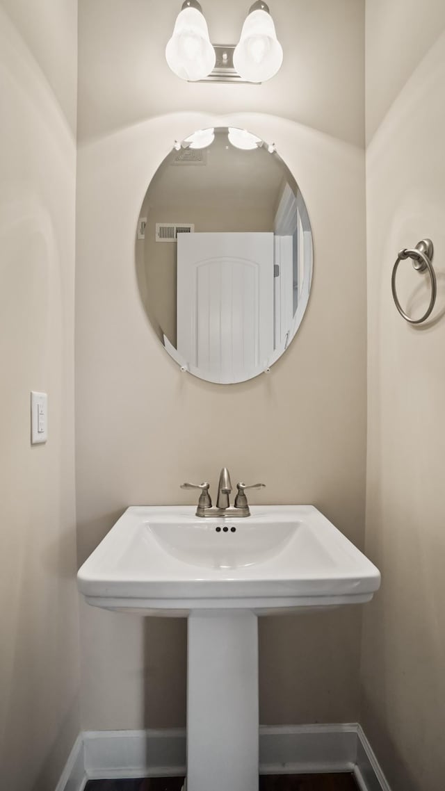 bathroom featuring sink