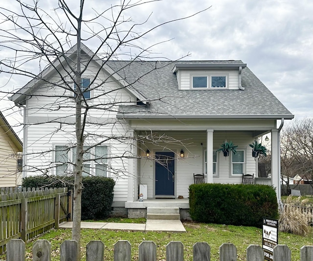 view of front of house featuring a front lawn