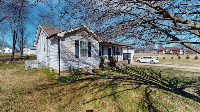 view of front facade featuring a front yard