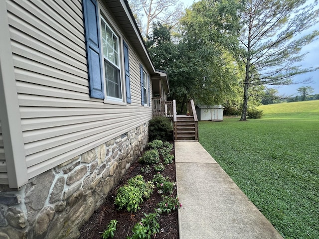 view of yard with a storage unit