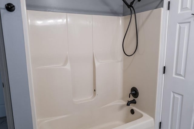 bathroom with washtub / shower combination