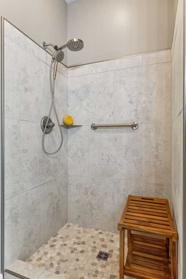 bathroom featuring a tile shower