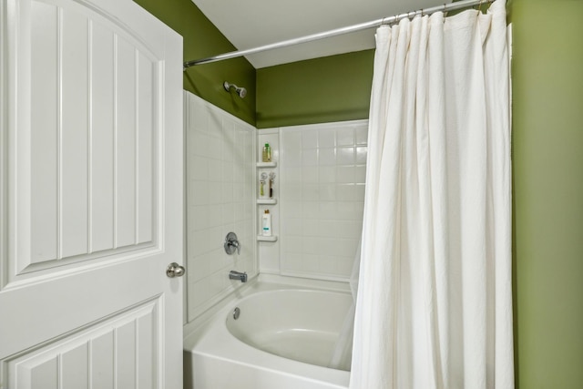 bathroom featuring shower / bath combo