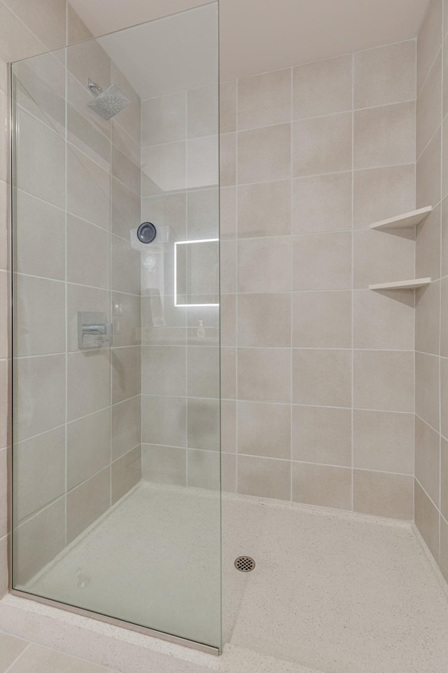 515 Church St Unit 3208, Nashville, TN 37219 - bathroom with a tile shower