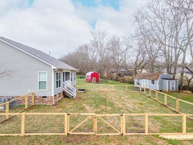 view of yard featuring a storage shed