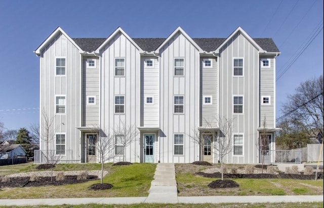 view of front of house featuring a front lawn