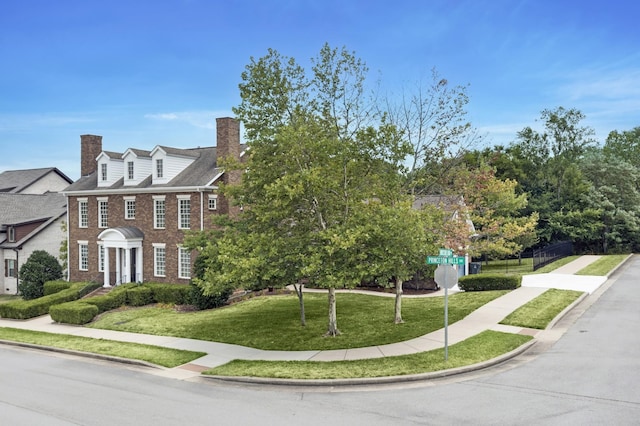 view of front of house featuring a front lawn