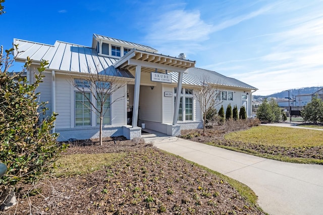 view of front of home featuring a mountain view and a front yard