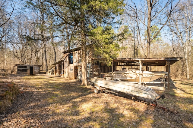 view of yard featuring an outbuilding