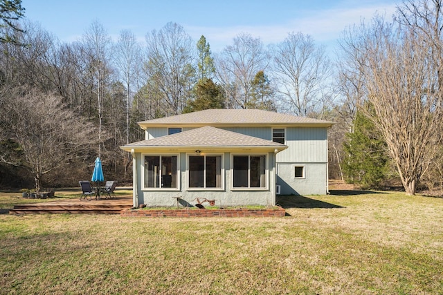 view of front of home featuring a front yard