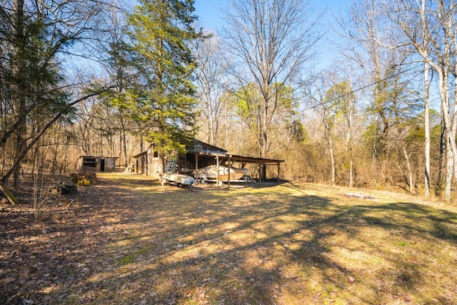 view of yard featuring an outbuilding