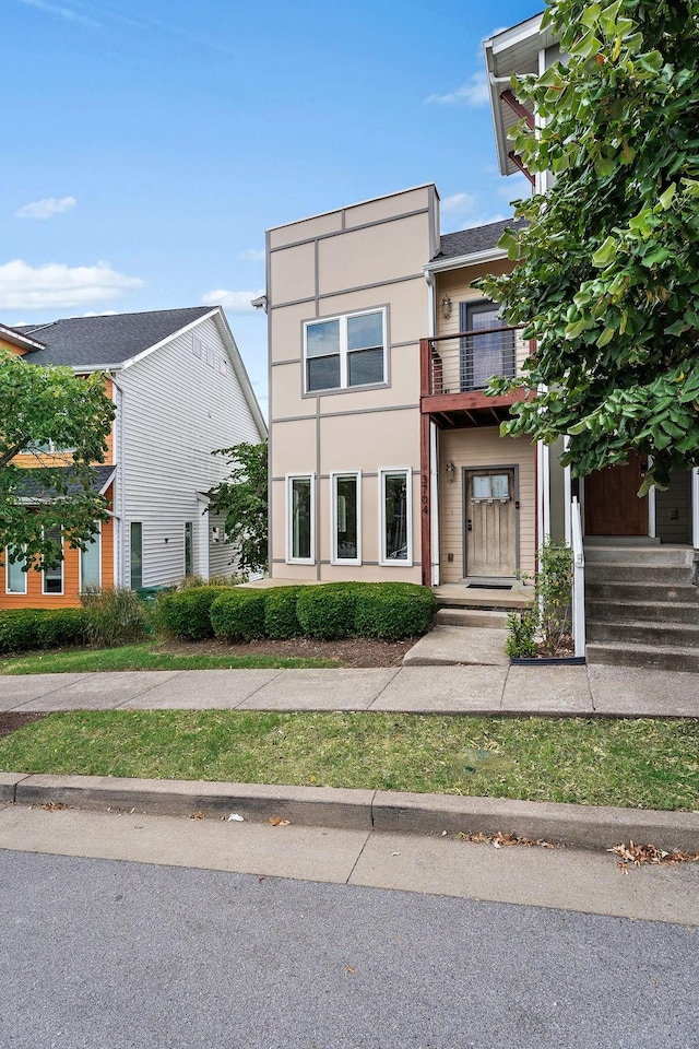 view of front of home featuring a balcony