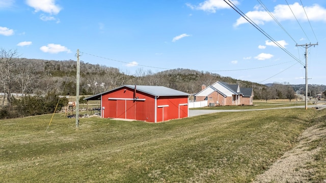 view of yard with an outbuilding