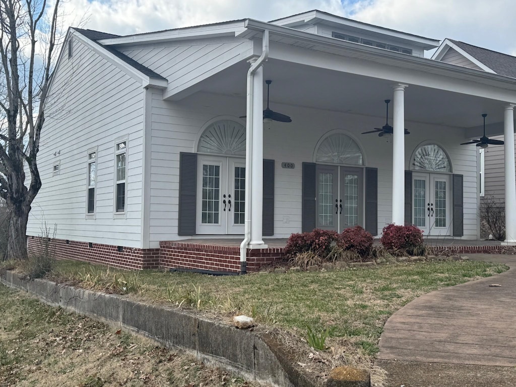 view of front of home featuring a front lawn, french doors, and ceiling fan