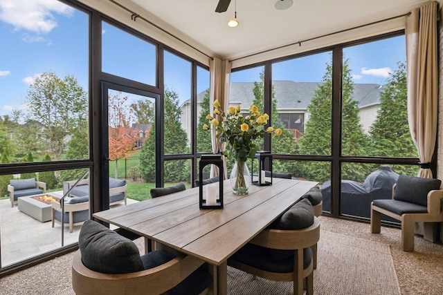 sunroom with ceiling fan