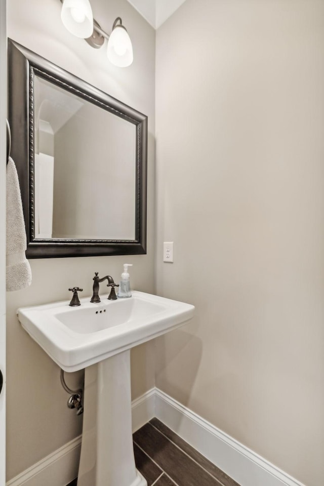 bathroom featuring sink