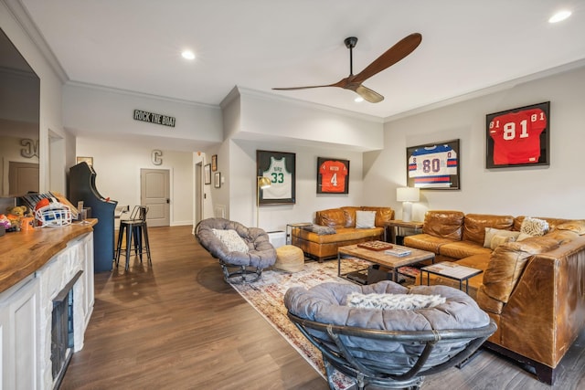 living area featuring dark wood-style floors, recessed lighting, crown molding, and ceiling fan