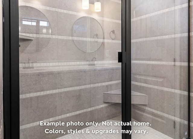 bathroom featuring a tile shower