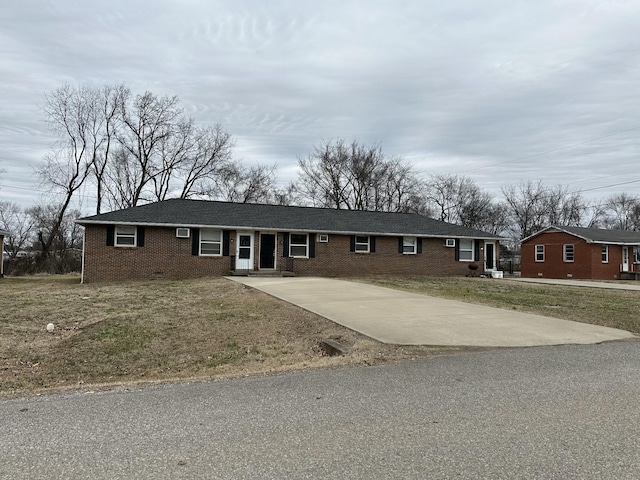 ranch-style home featuring a front lawn