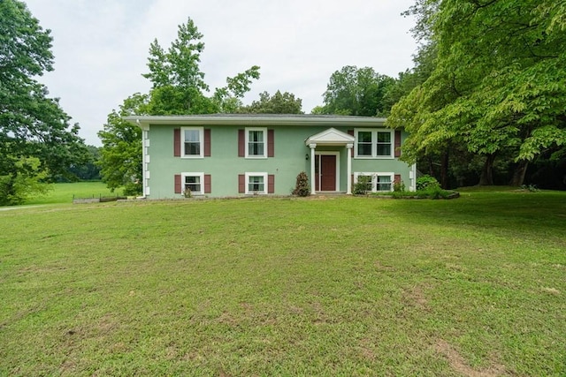 split foyer home with a front yard