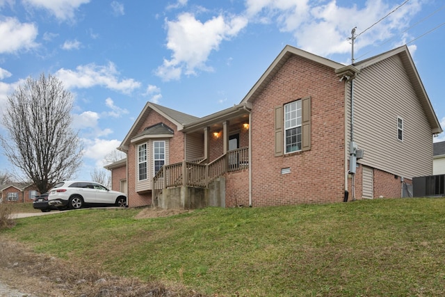 view of front of house featuring a front lawn