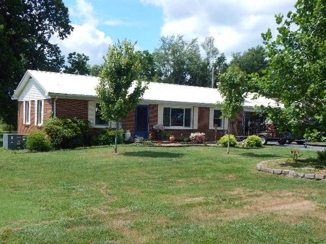 single story home featuring a front lawn