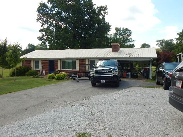 ranch-style home featuring a front lawn