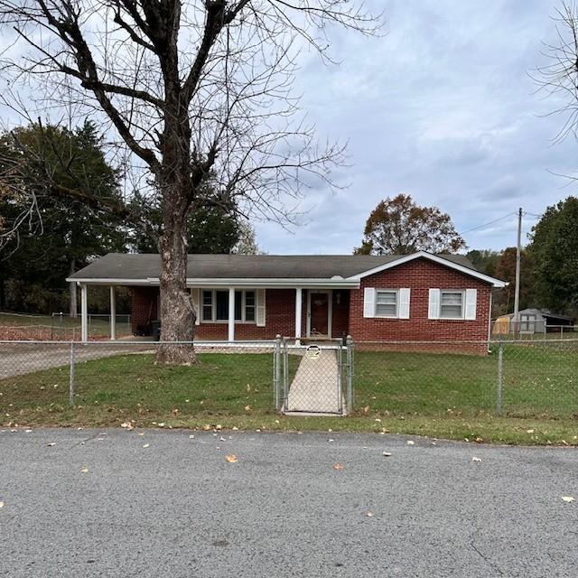 view of front facade featuring a carport and a front lawn