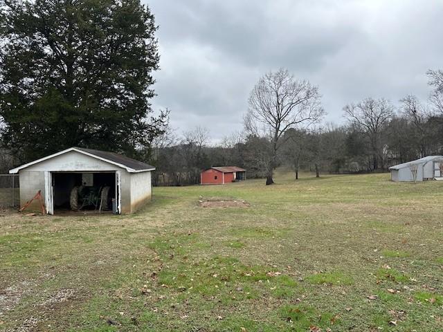 view of yard featuring an outdoor structure