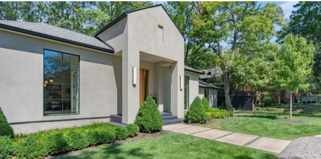 view of front of house with a front lawn