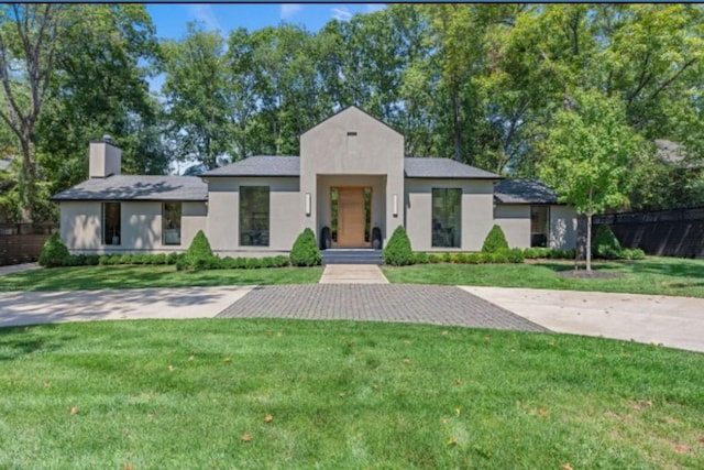 view of front facade with a front lawn