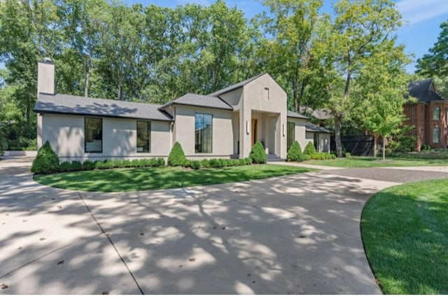 view of front of property featuring a front yard