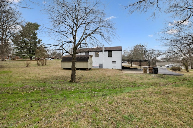 view of yard featuring an outbuilding and a storage shed