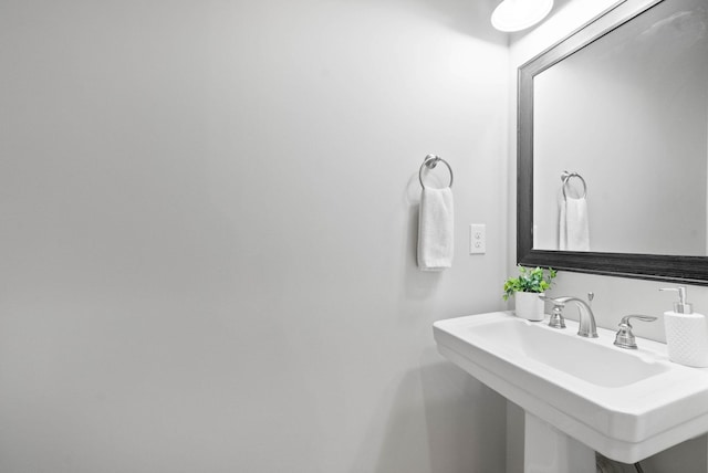 bathroom featuring sink