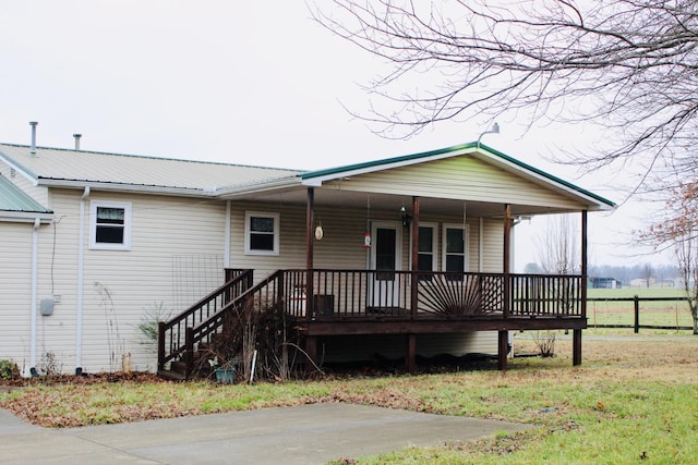 view of front facade featuring covered porch and a front lawn