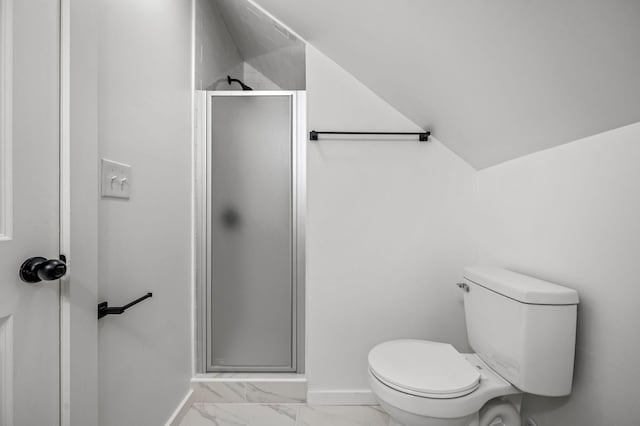 bathroom with toilet, lofted ceiling, and a shower with shower door