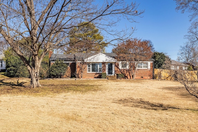 view of front of house featuring a front lawn