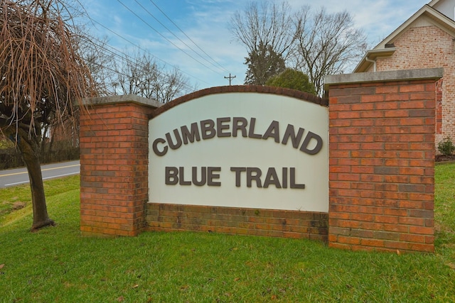 community sign with a lawn