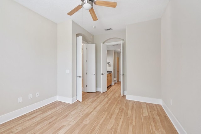 unfurnished room featuring light hardwood / wood-style flooring and ceiling fan