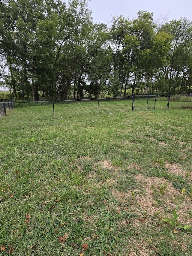 view of yard featuring a rural view