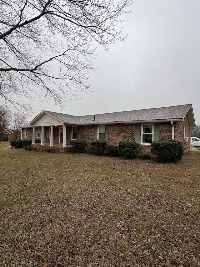 ranch-style home featuring a front lawn