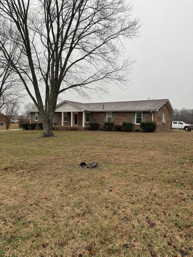 view of front of property featuring a front yard