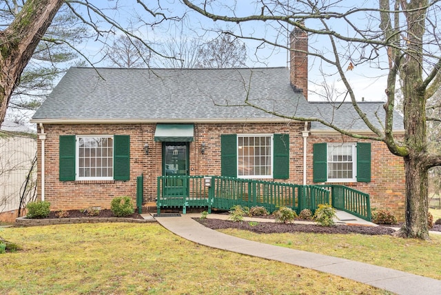 view of front of property featuring a front lawn