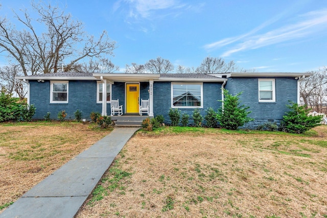 ranch-style house featuring a front lawn